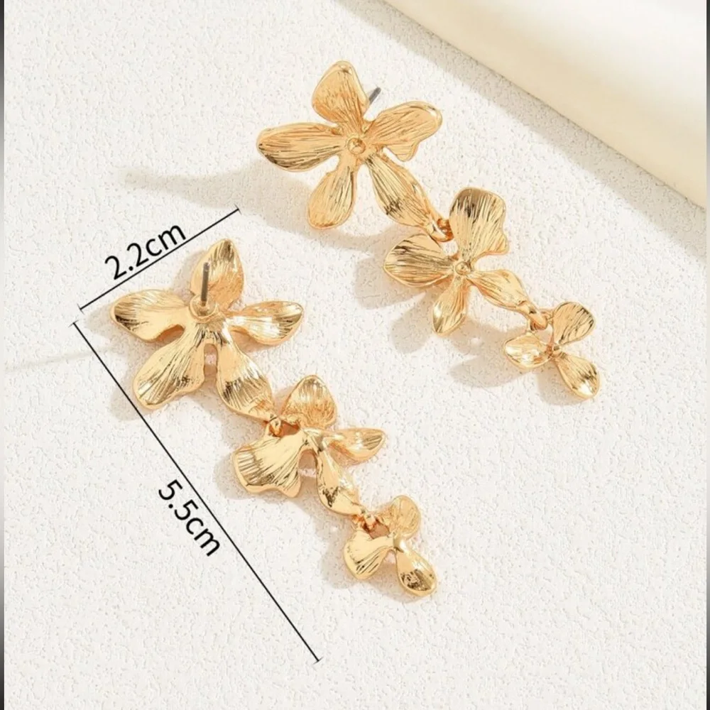 Elegant Gold Floral Drop Earrings